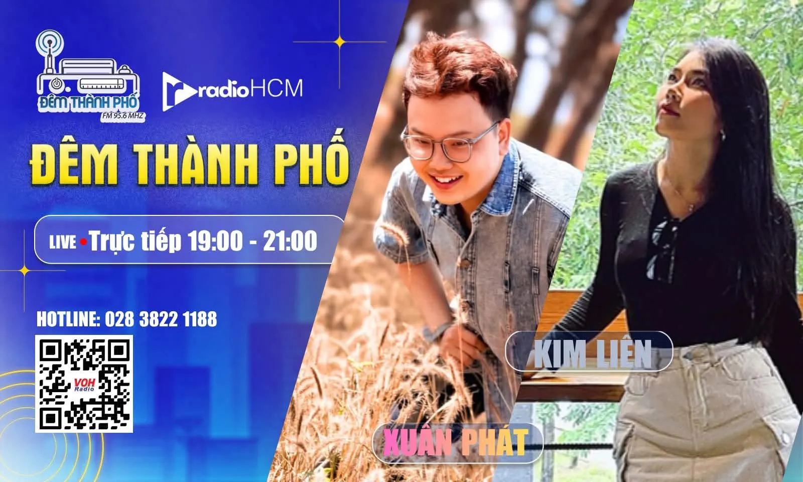 Tình nguyện viên chấp nhận ướt người để giữ khô giấy tờ cho thí sinh