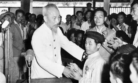 Tình cảm thiêng liêng của Bác Hồ với thương binh, liệt sĩ