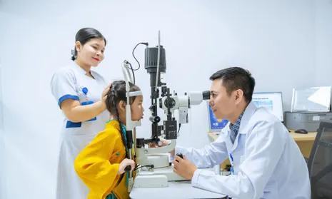Theo các bác sĩ Bệnh viện Mắt VISI TP HCM: Khi lé (lác) mắt ở trẻ không chỉ là chuyện thị lực