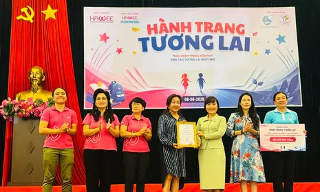 “Hành trang Tương lai” – trao học bổng, chắp cánh ước mơ