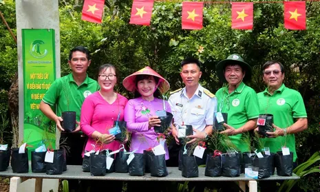 Gửi yêu thương ra Trường Sa qua những lá thư và mầm xanh