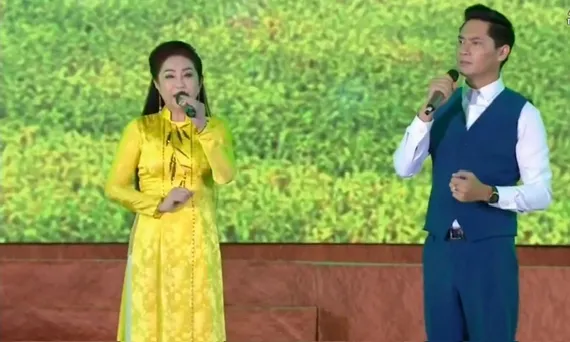 Thưởng thức chương trình Vầng trăng cổ nhạc trong chủ đề "Hoa trên đất thép"