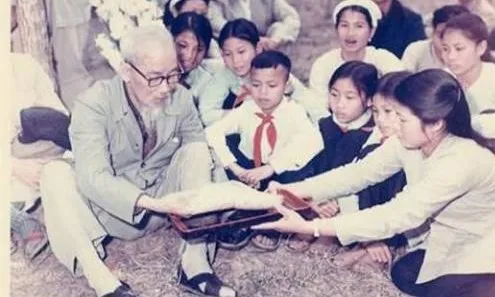 Chủ tịch Hồ Chí Minh với học sinh, sinh viên Việt Nam