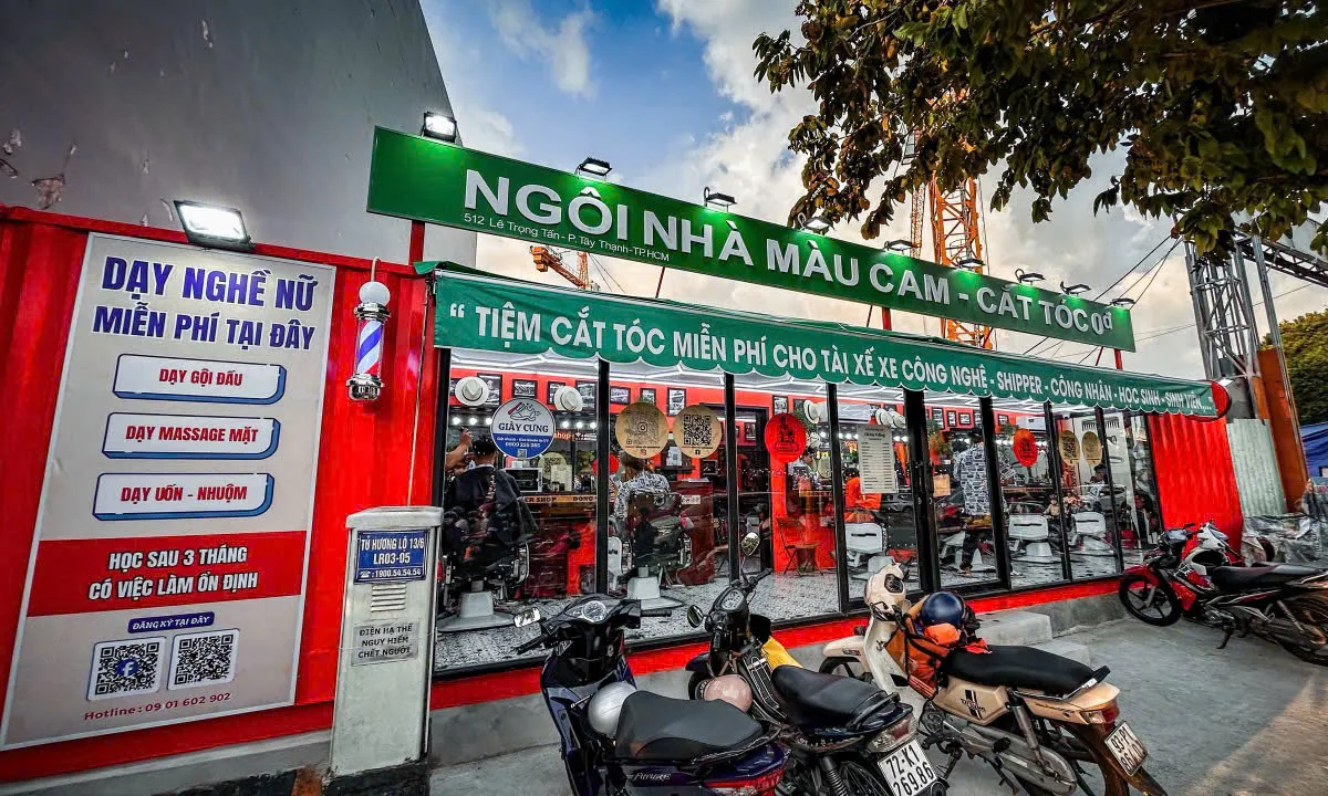 Ngôi nhà màu cam cắt tóc miễn phí - Một góc nghĩa tình giữa lòng thành phố