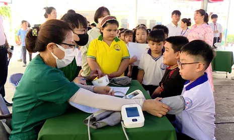 Tân Khánh tăng tốc hoàn thành chiến dịch 90 ngày đêm khám sức khỏe toàn dân