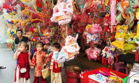 Lồng đèn con lân điểm nhấn phố Trung thu