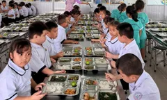 Nhà trường phải công khai đơn vị cung cấp, thực đơn và khay ăn hàng ngày