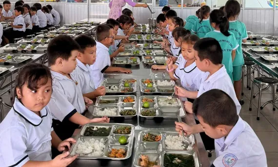 Nhà trường phải công khai đơn vị cung cấp, thực đơn và khay ăn hàng ngày