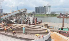 Cấm luồng tạm thời trên sông Sài Gòn khi hợp long vòm thép chính cầu đi bộ