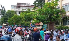 Sắp xếp giờ tan học, chỗ đón trả để giảm ùn tắc trước cổng trường