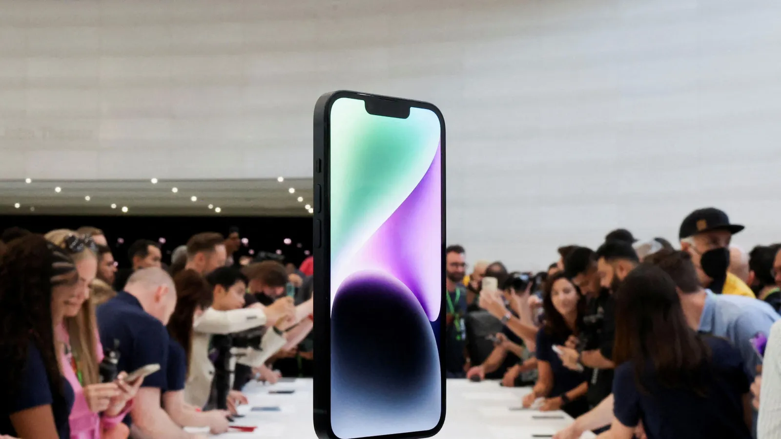 Vì sao ngày càng nhiều người Việt mua iPhone dù giá cao?
